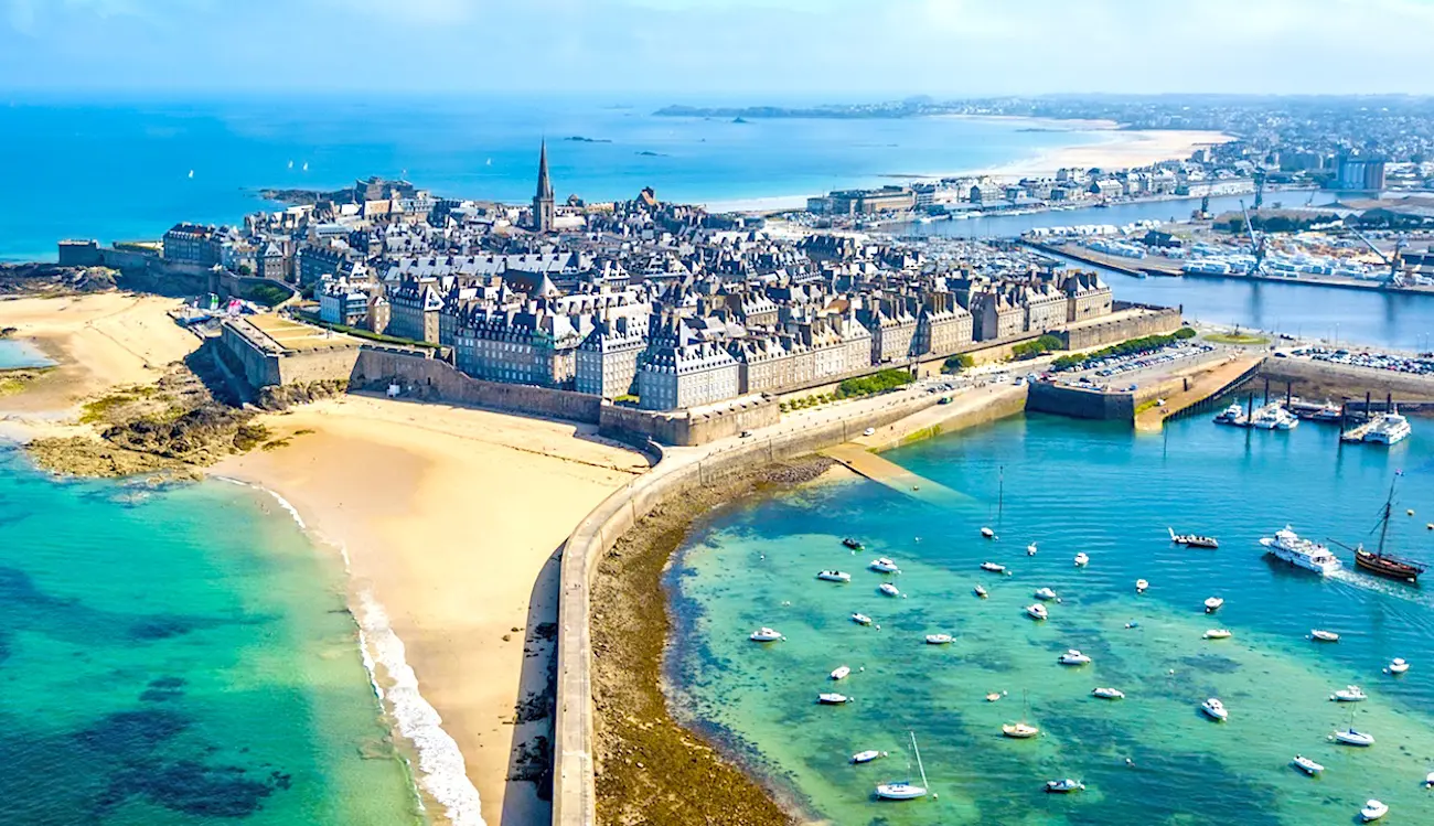 Cet été, pour les vacanciers français, le choix de la Bretagne sera très populaire.
