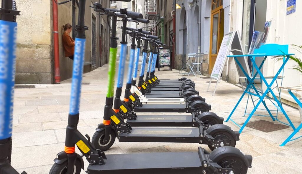 Les dangers des trottinettes électriques viennent d'entraîner une nouvelle limitation de vitesse à Paris.