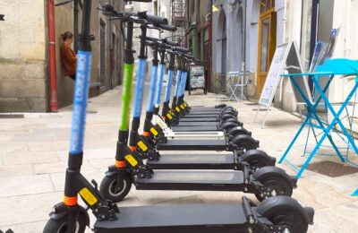 Les dangers des trottinettes électriques viennent d'entraîner une nouvelle limitation de vitesse à Paris.