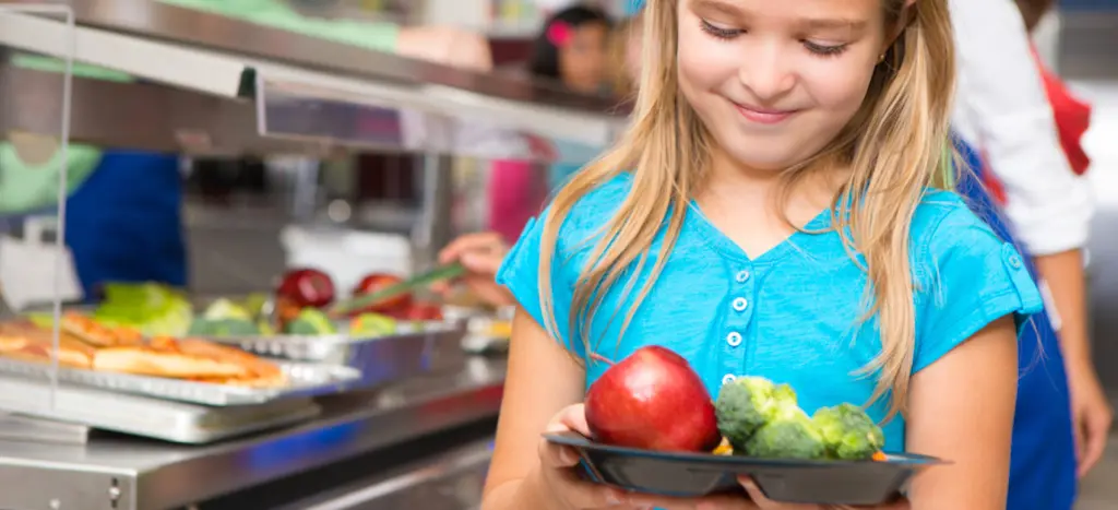 Les repas servis dans les cantines scolaires doivent maintenant respecter une législation qui risque d'être problématique.