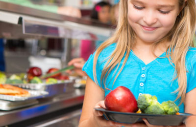 Les repas servis dans les cantines scolaires doivent maintenant respecter une législation qui risque d'être problématique.