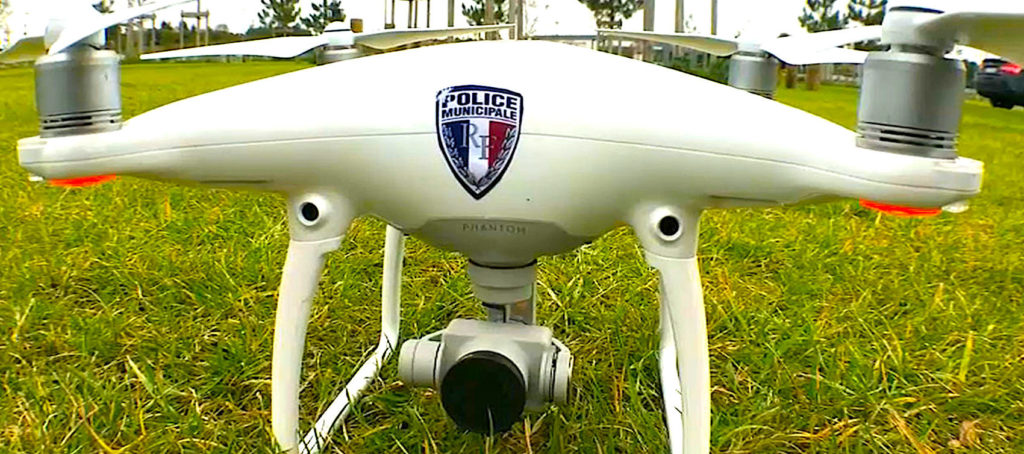 L'usage des drones policiers a suscité des réserves juridiques de la part de la Défenseure des droits, malgré un texte corrigé.
