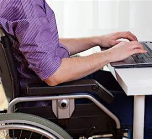personne en fauteuil roulant pour les discriminations liées à des handicaps 