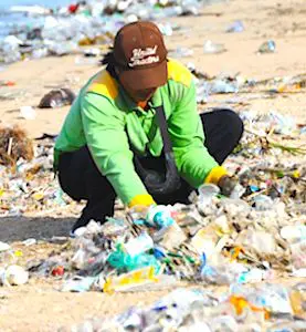 Le nettoyage des plages françaises souillées, notamment durant la période estivale, revient cher aux communautés riveraines.