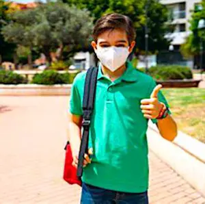 un enfant portant un masque pour un abandon du masque obligatoire