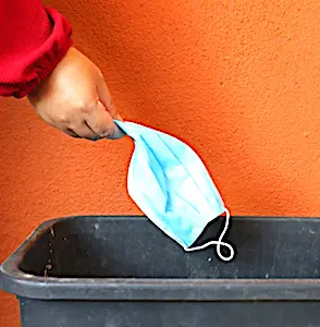 Un recyclage des masques chirurgicaux du groupe Schmidt permet de fournir des accessoires scolaires à des familles défavorisées