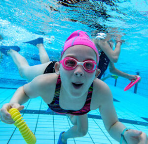 Avec des cours de natation gratuits, Rouen veut rattraper le retard de certains élèves. Privés de piscine pendant la crise sanitaire.