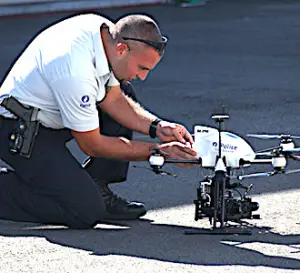 un policier qui montrer un usage des drones policiers