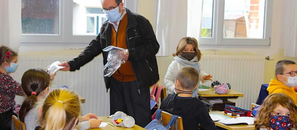 L'abandon du masque obligatoire s'appliquera bientôt dans de nombreuses écoles primaires, grâce à un taux d'incidence faible.
