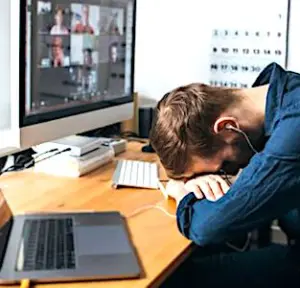 Parmi les risques connus du télétravail, on sait que la surconnexion peut devenir dangereuse pour la santé.