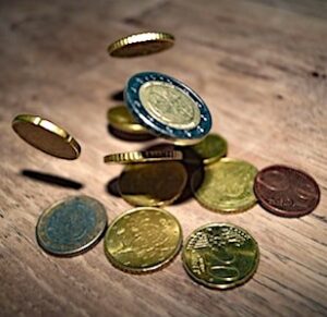 des pièces de monnaie pou illustrer la taxe Covid