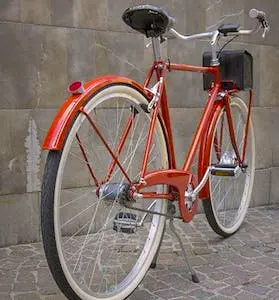 Le retour des vélos authentiques marque un renouveau des cycles artisanaux, actuellement en vogue.