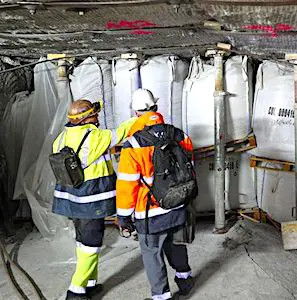 deux agents intervenant dans le traitement des déchets de Stocamine