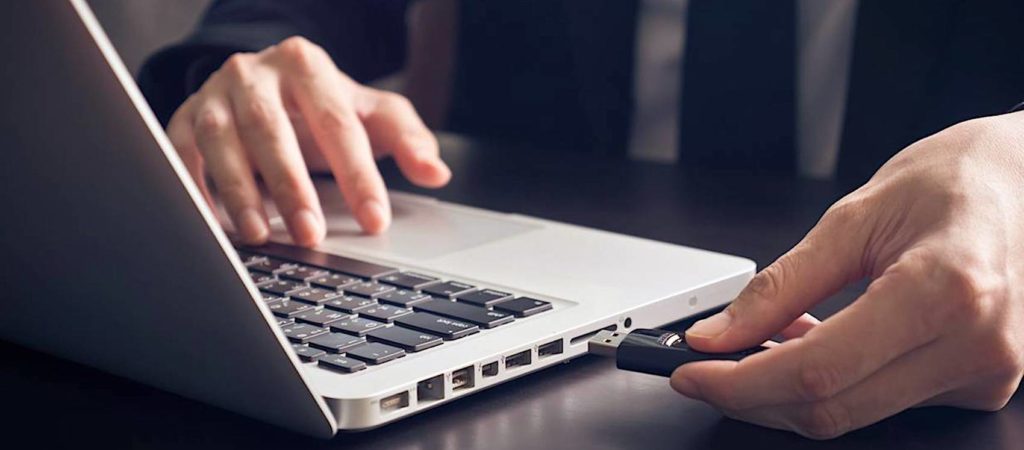 La loi ARCOM va remplacer la loi HADOPI, mais en ciblant en plus les sites miroirs et les retransmissions télévisées illicites.