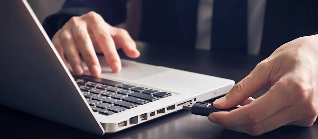 La loi ARCOM va remplacer la loi HADOPI, mais en ciblant en plus les sites miroirs et les retransmissions télévisées illicites.