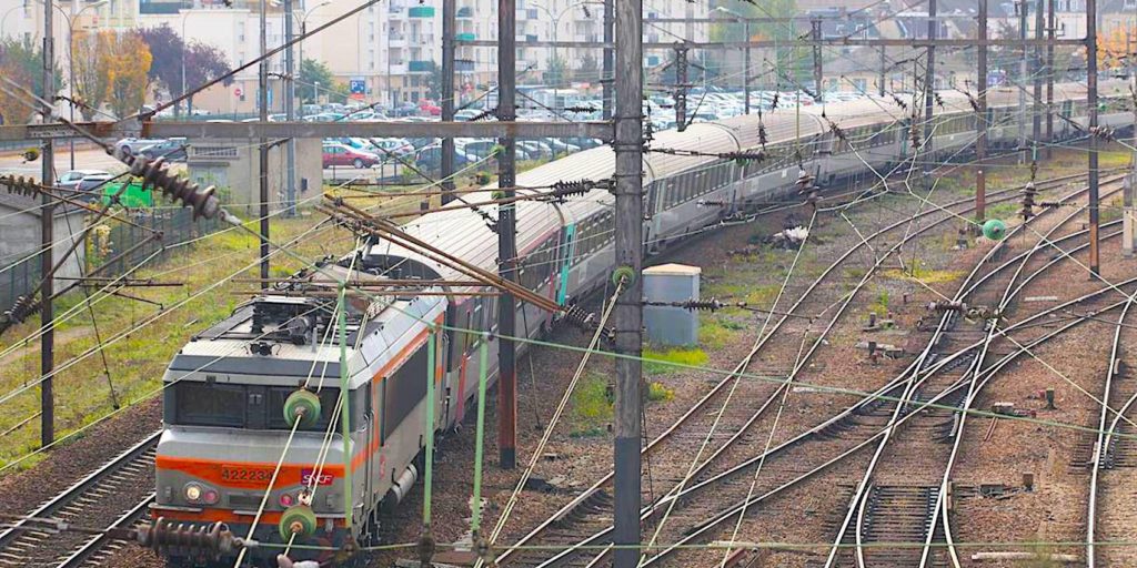 Bientôt, une nouvelle liaison ferroviaire pourrait relier la ville d’Amiens au réseau du TGV, ce qui en ferait une ville mieux desservie.