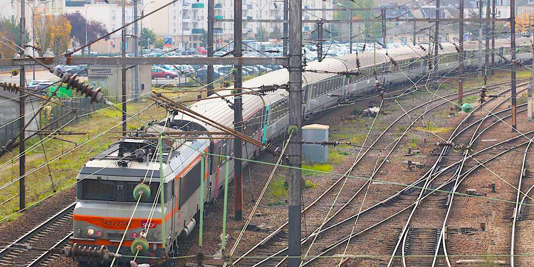 Bientôt, une nouvelle liaison ferroviaire pourrait relier la ville d’Amiens au réseau du TGV, ce qui en ferait une ville mieux desservie.