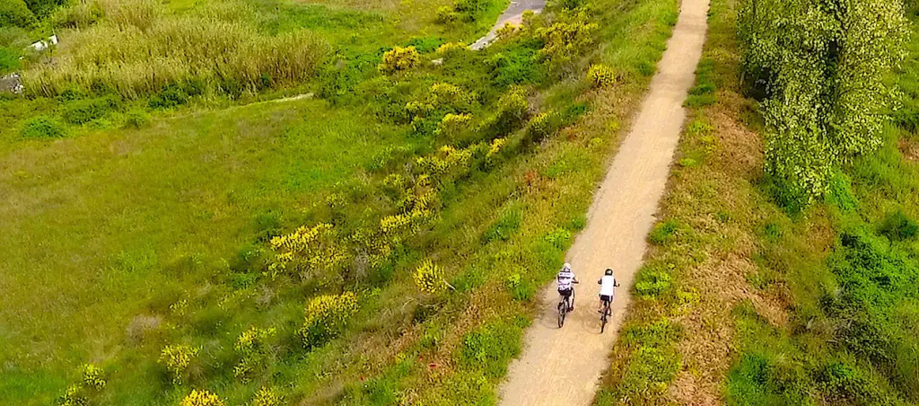 Le cyclotourisme vert permet de découvrir une voie très agréable, à proximité du Canal du Midi et des vignes.