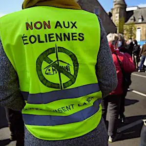 Un parc éolien controversé, prévu dans la baie à Saint-Brieuc, est un projet qui soulève de nombreuses contestations.