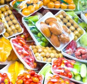 Une suppression des emballages plastique pour une trentaine de fruits et légumes doit s'appliquer dès 2022. 