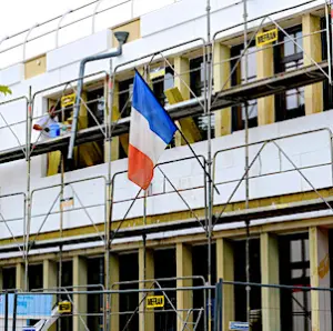 facade en travaux pour la rénovation énergétique des bâtiments publics 