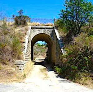 Le cyclotourisme vert permet de découvrir une voie très agréable, à proximité du Canal du Midi et des vignes.
