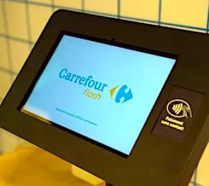 A Paris, avec sa supérette Flash, Carrefour vient peut-être d'inaugurer les magasins éclair du futur, au paiement ultra rapide.