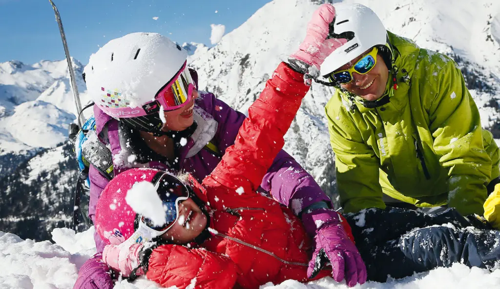 Actuellement, une reprise attendue des sports d’hiver pousse les stations de montagne vers une dynamique positive.