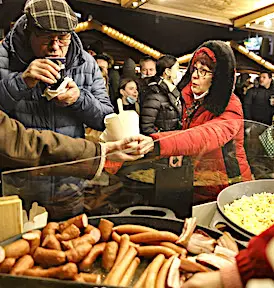 Le marché de Noël de Strasbourg vient de rouvrir, ce qui a tout de suite attiré de très nombreux visiteurs enthousiastes.