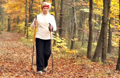 La marche nordique pour les seniors est une activité très bénéfique pour leur santé, car elle permet un entretien global en douceur.