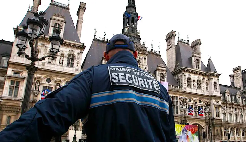 Depuis octobre, la police municipale parisienne apporte son soutien à la police nationale, pour qu'elle se consacre à ses tâches prioritaires.