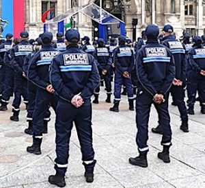 Depuis octobre, la police municipale parisienne apporte son soutien à la police nationale, pour qu'elle se consacre à ses tâches prioritaires.