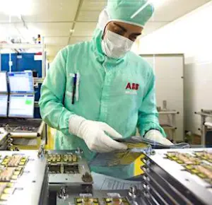 vue d'un atelier d'assemblage avec un manque de semi-conducteurs