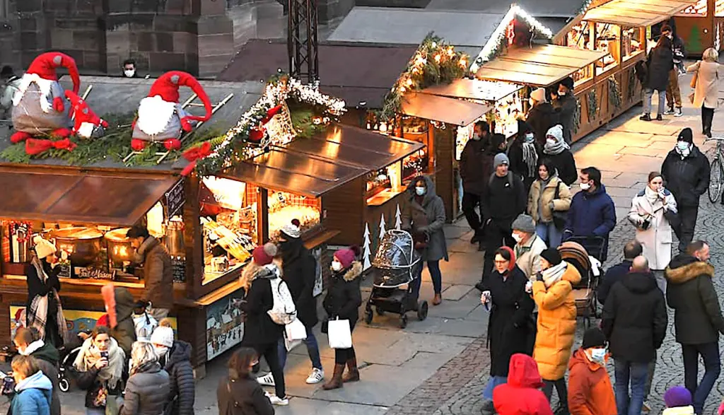 Le marché de Noël de Strasbourg vient de rouvrir, ce qui a tout de suite attiré de très nombreux visiteurs enthousiastes.