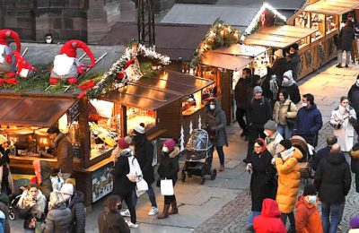 Le marché de Noël de Strasbourg vient de rouvrir, ce qui a tout de suite attiré de très nombreux visiteurs enthousiastes.