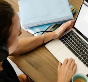 Encadrer le télétravail dans la fonction publique : vers de futurs aménagements ?
