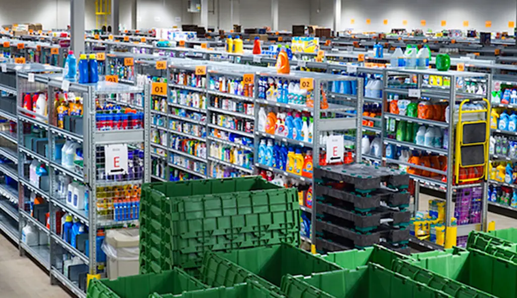 La croissance actuelle des dark stores, ces magasins sans clientèle physique, révèle un phénomène urbain symptomatique.