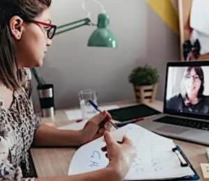 une personne en télétravail  qui bénéficierait d'un projet de prime pour télétravailler