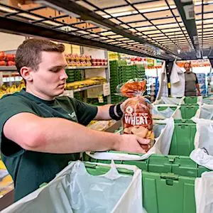La croissance actuelle des dark stores, ces magasins sans clientèle physique, révèle un phénomène urbain symptomatique.