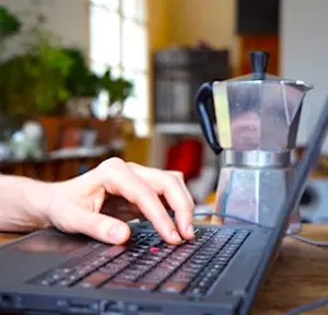vue d'une personne chez soi pour une Indemnité forfaitaire de télétravail