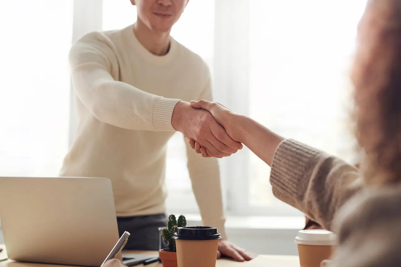Comment est organisé le salon ici, on recrute ?