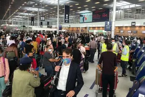 Grèves à Orly et à Marseille