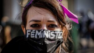 Mouvements masculinistes : le Sénat alerte sur une offensive contre l’égalité