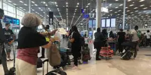 Grèves à Orly et à Marseille