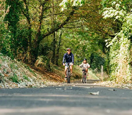 Famille pratiquant une activité sportive à vélo