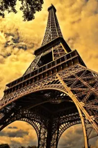 La Tour Eiffel entre polémique et engagement