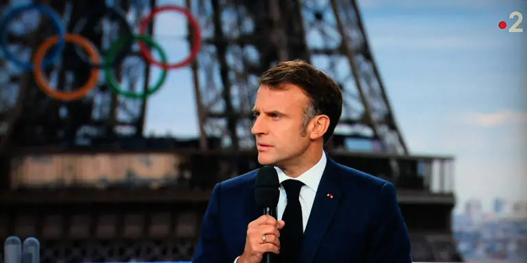 Macron « Déni de Démocratie »