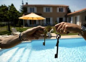 Vacances d’été 2026 : pourquoi les Français privilégient l’Hexagone face aux prix et aux crises