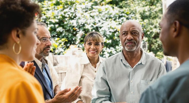 Groupe divers discutant de la sécurité des retraites.