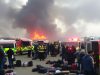 Incendie à l'aéroport de Londres avec passagers et pompiers.